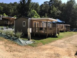 Camping Pas Cher vous présente avec son site Officiel campingpascher.fr, le Camping La Castillonderie classé 4 étoiles, situé sur la commune de Thonac dans le département Dordogne (Aquitaine) en France. Le camping La Castillonderie, vous présente un hébergement de type mobil-home de 30 m² pour 4 personnes avec climatisation et télévision. Le camping La Castillonderie vous propose du jeudi 03 septembre au jeudi 10 septembre 2026 pour 7 nuits à 409€. Cette location propose 108 dates différentes pour réserver votre séjour. Découvrez également les 33 autres gammes d'hébergements du camping. Les Avis clients pour le Camping La Castillonderie sont excellents avec une note moyenne de 8 sur 10. LacRivière, Piscine chauffée, Piscine extérieure, Animations familiales, Club enfants, Aire de jeux enfants, Baby-foot, Canoë-kayak, Centre équestre, Parcours sportif, Ping-pong, Pétanque, Randonnée, Structure gonflable enfants, Terrain de badminton, Terrain de football, Terrain de volley-ball, Bar, Dépôt de pain, Épicerie,... En savoir plus : cliquez-ICI.