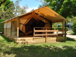 Camping Pas Cher vous présente avec son site Officiel campingpascher.fr, le Camping La Castillonderie classé 4 étoiles, situé sur la commune de Thonac dans le département Dordogne (Aquitaine) en France. Le camping La Castillonderie, vous présente un hébergement de type tente en toile et bois de 30 m² pour 4 personnes. Le camping La Castillonderie vous propose du dimanche 06 septembre au dimanche 13 septembre 2026 pour 7 nuits à 245€. Cette location propose 122 dates différentes pour réserver votre séjour. Découvrez également les 33 autres gammes d'hébergements du camping. Les Avis clients pour le Camping La Castillonderie sont excellents avec une note moyenne de 8 sur 10. LacRivière, Piscine chauffée, Piscine extérieure, Animations familiales, Club enfants, Aire de jeux enfants, Baby-foot, Canoë-kayak, Centre équestre, Parcours sportif, Ping-pong, Pétanque, Randonnée, Structure gonflable enfants, Terrain de badminton, Terrain de football, Terrain de volley-ball, Bar, Dépôt de pain, Épicerie,... En savoir plus : cliquez-ICI.