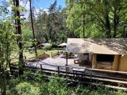 Camping Pas Cher vous présente avec son site Officiel campingpascher.fr, le Camping La Castillonderie classé 4 étoiles, situé sur la commune de Thonac dans le département Dordogne (Aquitaine) en France. Le camping La Castillonderie, vous présente un hébergement de type tente en toile et bois de 30 m² pour 4 personnes. Le camping La Castillonderie vous propose du sam. 05 septembre au sam. 12 septembre 2026 pour 7 nuits à 294€. Cette location propose 68 dates différentes pour réserver votre séjour. Découvrez également les 33 autres gammes d'hébergements du camping. Les Avis clients pour le Camping La Castillonderie sont excellents avec une note moyenne de 8 sur 10. LacRivière, Piscine chauffée, Piscine extérieure, Animations familiales, Club enfants, Aire de jeux enfants, Baby-foot, Canoë-kayak, Centre équestre, Parcours sportif, Ping-pong, Pétanque, Randonnée, Structure gonflable enfants, Terrain de badminton, Terrain de football, Terrain de volley-ball, Bar, Dépôt de pain, Épicerie,... En savoir plus : cliquez-ICI.