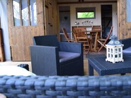 Camping Pas Cher vous présente avec son site Officiel campingpascher.fr, le Camping La Castillonderie classé 4 étoiles, situé sur la commune de Thonac dans le département Dordogne (Aquitaine) en France. Le camping La Castillonderie, vous présente un hébergement de type tente en toile et bois de 30 m² pour 4 personnes. Le camping La Castillonderie vous propose du vendredi 04 septembre au vendredi 11 septembre 2026 pour 7 nuits à 329€. Cette location propose 68 dates différentes pour réserver votre séjour. Découvrez également les 33 autres gammes d'hébergements du camping. Les Avis clients pour le Camping La Castillonderie sont excellents avec une note moyenne de 8 sur 10. LacRivière, Piscine chauffée, Piscine extérieure, Animations familiales, Club enfants, Aire de jeux enfants, Baby-foot, Canoë-kayak, Centre équestre, Parcours sportif, Ping-pong, Pétanque, Randonnée, Structure gonflable enfants, Terrain de badminton, Terrain de football, Terrain de volley-ball, Bar, Dépôt de pain, Épicerie,... En savoir plus : cliquez-ICI.