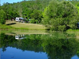 Camping Pas Cher vous présente avec son site Officiel campingpascher.fr, le Camping La Castillonderie classé 4 étoiles, situé sur la commune de Thonac dans le département Dordogne (Aquitaine) en France. Le camping La Castillonderie, vous présente un hébergement de type mobil-home de 18 m² pour 3 personnes. Le camping La Castillonderie vous propose du sam. 04 avril au sam. 11 avril 2026 pour 7 nuits à 301€. Cette location propose 112 dates différentes pour réserver votre séjour. Découvrez également les 33 autres gammes d'hébergements du camping. Les Avis clients pour le Camping La Castillonderie sont excellents avec une note moyenne de 8 sur 10. LacRivière, Piscine chauffée, Piscine extérieure, Animations familiales, Club enfants, Aire de jeux enfants, Baby-foot, Canoë-kayak, Centre équestre, Parcours sportif, Ping-pong, Pétanque, Randonnée, Structure gonflable enfants, Terrain de badminton, Terrain de football, Terrain de volley-ball, Bar, Dépôt de pain, Épicerie,... En savoir plus : cliquez-ICI.