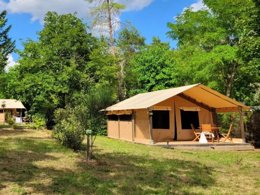 Camping Pas Cher vous présente avec son site Officiel campingpascher.fr, le Camping La Castillonderie classé 4 étoiles, situé sur la commune de Thonac dans le département Dordogne (Aquitaine) en France. Le camping La Castillonderie, vous présente un hébergement de type mobil-home de 32 m². Le camping La Castillonderie vous propose du jeudi 03 septembre au jeudi 10 septembre 2026 pour 7 nuits à 389€. Cette location propose 112 dates différentes pour réserver votre séjour. Découvrez également les 33 autres gammes d'hébergements du camping. Les Avis clients pour le Camping La Castillonderie sont excellents avec une note moyenne de 8 sur 10. LacRivière, Piscine chauffée, Piscine extérieure, Animations familiales, Club enfants, Aire de jeux enfants, Baby-foot, Canoë-kayak, Centre équestre, Parcours sportif, Ping-pong, Pétanque, Randonnée, Structure gonflable enfants, Terrain de badminton, Terrain de football, Terrain de volley-ball, Bar, Dépôt de pain, Épicerie,... En savoir plus : cliquez-ICI.