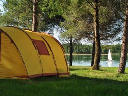 Camping Pas Cher vous présente avec son site Officiel campingpascher.fr, le Camping Du Lac De Thoux - Ciela Village classé 3 étoiles, situé sur la commune de Thoux dans le département Gers (Midi Pyrénées) en France. Le camping Du Lac De Thoux - Ciela Village, vous présente un hébergement de type lodge de 38 m² pour 6 personnes. Le camping Du Lac De Thoux - Ciela Village vous propose du vendredi 24 avril au vendredi 01 mai 2026, en promotion à -15% pour 7 nuits à 255 € au lieu de 300,0 € soit une Économie de 45 €. Cette location propose 76 dates différentes pour réserver votre séjour. Découvrez également les 12 autres gammes d'hébergements du camping. Les Avis clients pour le Camping Du Lac De Thoux - Ciela Village sont de 7 sur 10. Piscine chauffée, Piscine extérieure, Animations familiales, Club enfants, Aire de jeux enfants, Baby-foot, Centre équestre, Court de tennis, Cyclisme, Golf, Ping-pong, Piscine, Pétanque, Randonnée, Terrain multisports, Bar, Dépôt de pain, Restaurant,... En savoir plus : cliquez-ICI.