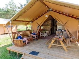 Camping Pas Cher vous présente avec son site Officiel campingpascher.fr, le Camping Du Lac De Thoux - Ciela Village classé 3 étoiles, situé sur la commune de Thoux dans le département Gers (Midi Pyrénées) en France. Le camping Du Lac De Thoux - Ciela Village, vous présente un hébergement de type lodge de 38 m² pour 6 personnes. Le camping Du Lac De Thoux - Ciela Village vous propose du vendredi 24 avril au vendredi 01 mai 2026, en promotion à -15% pour 7 nuits à 255 € au lieu de 300,0 € soit une Économie de 45 €. Cette location propose 76 dates différentes pour réserver votre séjour. Découvrez également les 12 autres gammes d'hébergements du camping. Les Avis clients pour le Camping Du Lac De Thoux - Ciela Village sont de 7 sur 10. Piscine chauffée, Piscine extérieure, Animations familiales, Club enfants, Aire de jeux enfants, Baby-foot, Centre équestre, Court de tennis, Cyclisme, Golf, Ping-pong, Piscine, Pétanque, Randonnée, Terrain multisports, Bar, Dépôt de pain, Restaurant,... En savoir plus : cliquez-ICI.