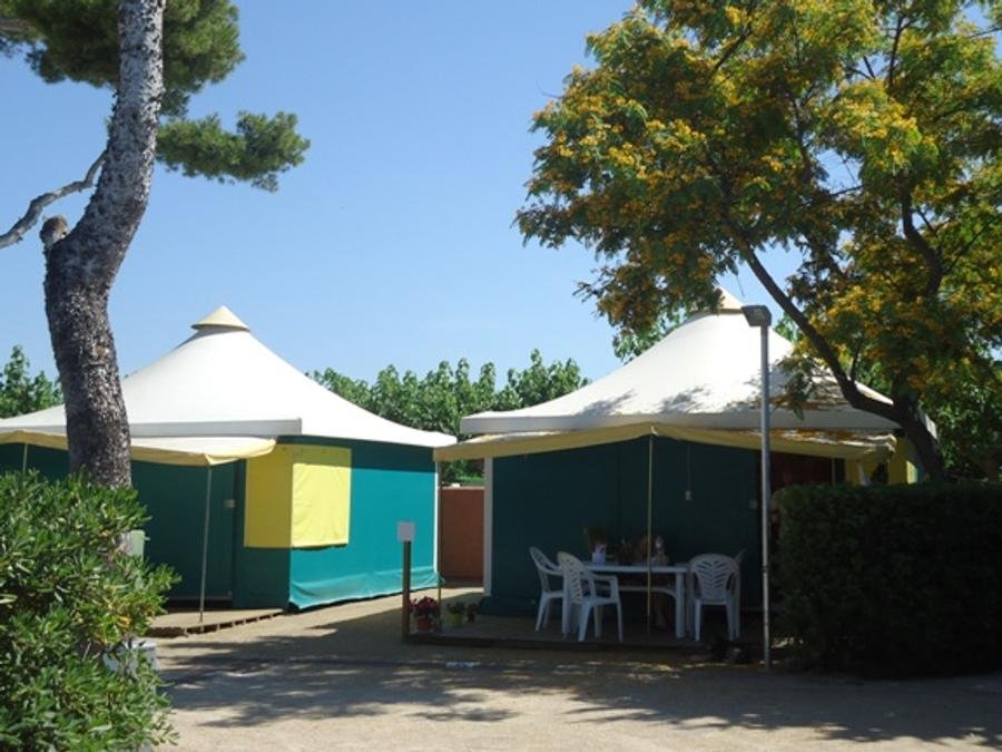 Camping Pas Cher vous présente avec son site Officiel campingpascher.fr, le Camping Relax Sol classé 2 étoiles, situé sur la commune de Torredembarra dans le département Tarragone (Catalogne) en Espagne. Le camping Relax Sol vous propose un hébergement de type bungalow de 25 m². L'établissement vous propose 4 autres types d'hébergements. Découvrez tous nos séjours à petits prix dans la commune et aux alentours de Torredembarra du département : Tarragone (Catalogne). Les Avis clients pour le Camping Relax Sol sont excellents avec une note moyenne de 8 sur 10. Mer, Aire de jeux enfants, Centre équestre, Cyclisme, Golf, Ping-pong, Bar, Dépôt de pain, Restaurant, Supermarché, Épicerie,... En savoir plus : cliquez-ICI.