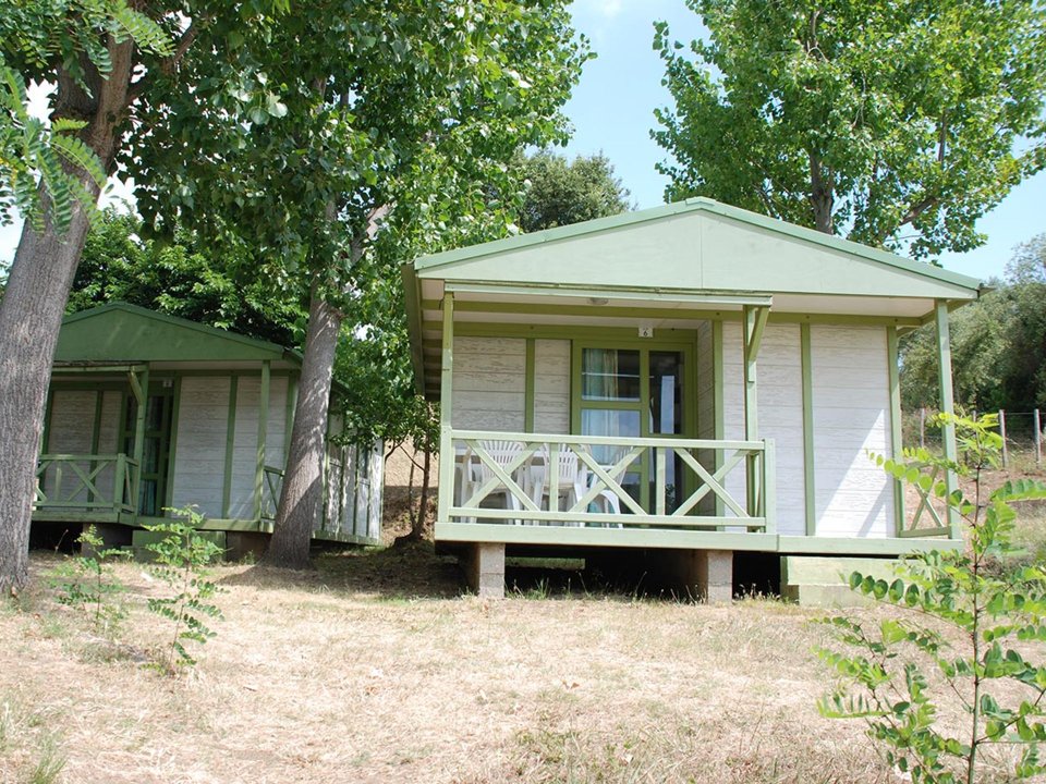 Camping Pas Cher vous présente avec son site Officiel campingpascher.fr, le Camping U Sommalu classé 3 étoiles, situé sur la commune de Tiuccia dans le département Corse Du Sud (Corse) en France. Le camping U Sommalu vous propose un hébergement de type bungalow de 25 m² pour 5 personnes avec climatisation. L'établissement vous propose 7 autres types d'hébergements. Découvrez tous nos séjours à petits prix dans la commune et aux alentours de Tiuccia du département : Corse Du Sud (Corse). Les Avis clients pour le Camping U Sommalu sont de 7 sur 10. Piscine extérieure, Aire de jeux enfants, Baby-foot, Centre équestre, Ping-pong, Plongée, Pétanque, Terrain de beach-volley, Bar, Dépôt de pain, Restaurant, Station-service, Supermarché, Épicerie,... En savoir plus : cliquez-ICI.