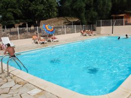 Camping Pas Cher vous présente avec son site Officiel campingpascher.fr, le Camping U Sommalu classé 3 étoiles, situé sur la commune de Tiuccia dans le département Corse Du Sud (Corse) en France. Le camping U Sommalu, vous présente un hébergement de type chalet de 17 m² pour 3 personnes. Le camping U Sommalu vous propose du sam. 11 avril au sam. 18 avril 2026 pour 7 nuits à 295€. Cette location propose 105 dates différentes pour réserver votre séjour. Découvrez également les 8 autres gammes d'hébergements du camping. Les Avis clients pour le Camping U Sommalu sont excellents avec une note moyenne de 8 sur 10. Piscine extérieure, Aire de jeux enfants, Baby-foot, Centre équestre, Ping-pong, Plongée, Pétanque, Terrain de beach-volley, Bar, Dépôt de pain, Restaurant, Station-service, Supermarché, Épicerie,... En savoir plus : cliquez-ICI.