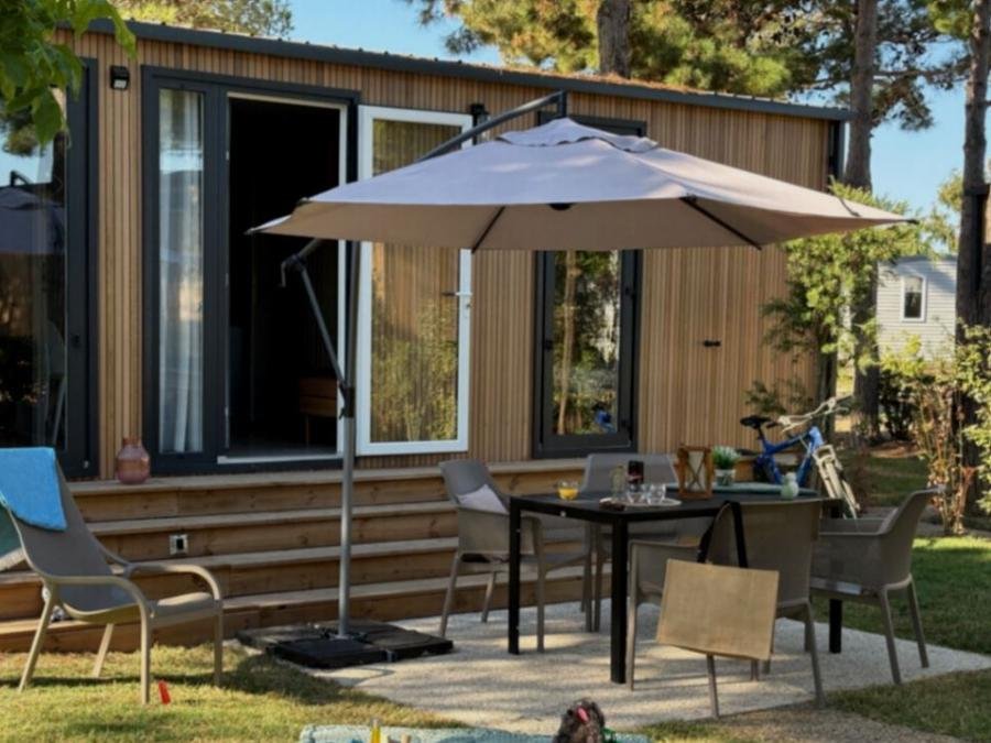 Camping Pas Cher vous présente avec son site Officiel campingpascher.fr, le Camping Calypso classé 5 étoiles, situé sur la commune de Torreilles dans le département Pyrénées-orientales (Languedoc Roussillon) en France. Le camping Calypso, vous présente un hébergement de type mobil-home de 33 m² pour 4 personnes avec climatisation et télévision. Le camping Calypso vous propose du dimanche 23 août au dimanche 30 août 2026, en promotion à -14% pour 7 nuits à 1320,90 € au lieu de 1554,0 € soit une Économie de 233,10 €. Cette location propose 1 dates différentes pour réserver votre séjour. Découvrez également les 16 autres gammes d'hébergements du camping. Les Avis clients pour le Camping Calypso sont de 6 sur 10. Mer, Parc aquatique, Piscine chauffée, Piscine extérieure, Animations familiales, Club ados, Club enfants, Aire de jeux enfants, Centre équestre, Parcours sportif, Ping-pong, Plongée, Pétanque, Terrain multisports, Bar, Restaurant, Snack/Bar,... En savoir plus : cliquez-ICI.