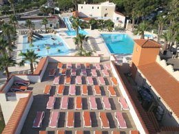 Camping Pas Cher vous présente avec son site Officiel campingpascher.fr, le Camping Calypso classé 5 étoiles, situé sur la commune de Torreilles dans le département Pyrénées-orientales (Languedoc Roussillon) en France. Le camping Calypso vous propose un hébergement de type mobil-home de 43 m² pour 2 personnes avec climatisation (télévision). L'établissement vous propose 18 autres types d'hébergements. Découvrez tous nos séjours à petits prix dans la commune et aux alentours de Torreilles du département : Pyrénées-orientales (Languedoc Roussillon). Les Avis clients pour le Camping Calypso sont excellents avec une note moyenne de 8 sur 10. Mer, Parc aquatique, Piscine chauffée, Piscine extérieure, Animation enfants, Animations familiales, Club ados, Club enfants, Aire de jeux enfants, Centre équestre, Parcours sportif, Ping-pong, Plongée, Pétanque, Terrain multisports, Bar, Restaurant, Snack/Bar,... En savoir plus : cliquez-ICI.