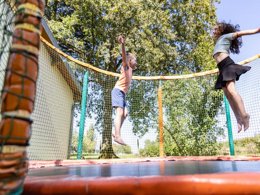 Camping Pas Cher vous présente avec son site Officiel campingpascher.fr, le Camping Country Park Les Etangs Fleuris - Touquin classé 4 étoiles, situé sur la commune de Touquin dans le département Seine-et-marne (île De France) en France. Le camping Country Park Les Etangs Fleuris - Touquin vous propose un hébergement de type mobil-home de 35 m² pour 6 personnes (télévision). L'établissement vous propose 15 autres types d'hébergements. Découvrez tous nos séjours à petits prix dans la commune et aux alentours de Touquin du département : Seine-et-marne (île De France). Les Avis clients pour le Camping Country Park Les Etangs Fleuris - Touquin sont excellents avec une note moyenne de 8 sur 10. Étang, Piscine chauffée, Piscine extérieure, Animations familiales, Aire de jeux enfants, Court de tennis, Parcours sportif, Ping-pong, Pétanque, Salle de jeux vidéo, Terrain multisports, Trampoline, Supermarché, Épicerie,... En savoir plus : cliquez-ICI.