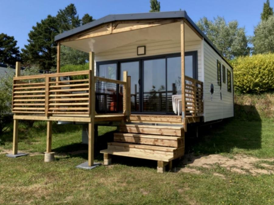 Camping Pas Cher vous présente avec son site Officiel campingpascher.fr, le Camping Paradis Les Capucines classé 4 étoiles, situé sur la commune de Tredrez dans le département Côtes-d'armor (Bretagne) en France. Le camping Paradis Les Capucines, vous présente un hébergement de type mobil-home de 27 m² pour 4 personnes et télévision. Le camping Paradis Les Capucines vous propose du jeudi 04 juin au jeudi 11 juin 2026 avec un DÉPART DEMAIN pour 7 nuits à 249€. Cette location propose 27 dates différentes pour réserver votre séjour. Découvrez également les 17 autres gammes d'hébergements du camping. Les Avis clients pour le Camping Paradis Les Capucines sont excellents avec une note moyenne de 8 sur 10. Parc aquatique, Piscine chauffée, Piscine couverte, Animations familiales, Baby-foot, Canoë-kayak, Centre équestre, Cyclisme, Flipper, Golf, Parcours sportif, Ping-pong, Plongée, Pétanque, Randonnée, Terrain multisports, Bar, Créperie, Dépôt de pain, Plats à emporter, Snack/Bar,... En savoir plus : cliquez-ICI.