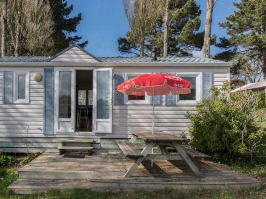 Camping Pas Cher vous présente avec son site Officiel campingpascher.fr, le Camping Paradis Les Capucines classé 4 étoiles, situé sur la commune de Tredrez dans le département Côtes-d'armor (Bretagne) en France. Le camping Paradis Les Capucines, vous présente un hébergement de type mobil-home de 29 m² pour 4 personnes. Le camping Paradis Les Capucines vous propose du sam. 06 juin au sam. 13 juin 2026 pour 7 nuits à 209€. Cette location propose 24 dates différentes pour réserver votre séjour. Découvrez également les 17 autres gammes d'hébergements du camping. Les Avis clients pour le Camping Paradis Les Capucines sont excellents avec une note moyenne de 8 sur 10. Parc aquatique, Piscine chauffée, Piscine couverte, Animations familiales, Baby-foot, Canoë-kayak, Centre équestre, Cyclisme, Flipper, Golf, Parcours sportif, Ping-pong, Plongée, Pétanque, Randonnée, Terrain multisports, Bar, Créperie, Dépôt de pain, Plats à emporter, Snack/Bar,... En savoir plus : cliquez-ICI.