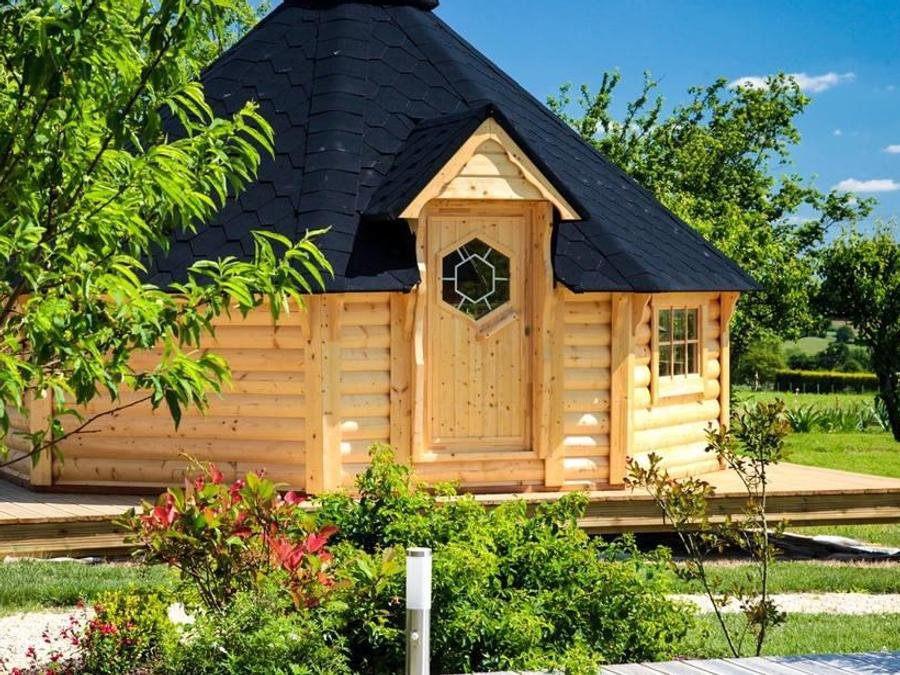 Camping Pas Cher vous présente avec son site Officiel campingpascher.fr, le Camping Paradis Les Capucines classé 4 étoiles, situé sur la commune de Tredrez dans le département Côtes-d'armor (Bretagne) en France. Le camping Paradis Les Capucines, vous présente un hébergement de type hébergement insolite de 20 m² pour 2 personnes. Le camping Paradis Les Capucines vous propose du sam. 12 septembre au sam. 19 septembre 2026 pour 7 nuits à 289€. Cette location propose 9 dates différentes pour réserver votre séjour. Découvrez également les 17 autres gammes d'hébergements du camping. Les Avis clients pour le Camping Paradis Les Capucines sont excellents avec une note moyenne de 8 sur 10. Parc aquatique, Piscine chauffée, Piscine couverte, Animations familiales, Baby-foot, Canoë-kayak, Centre équestre, Cyclisme, Flipper, Golf, Parcours sportif, Ping-pong, Plongée, Pétanque, Randonnée, Terrain multisports, Bar, Créperie, Dépôt de pain, Plats à emporter, Snack/Bar,... En savoir plus : cliquez-ICI.