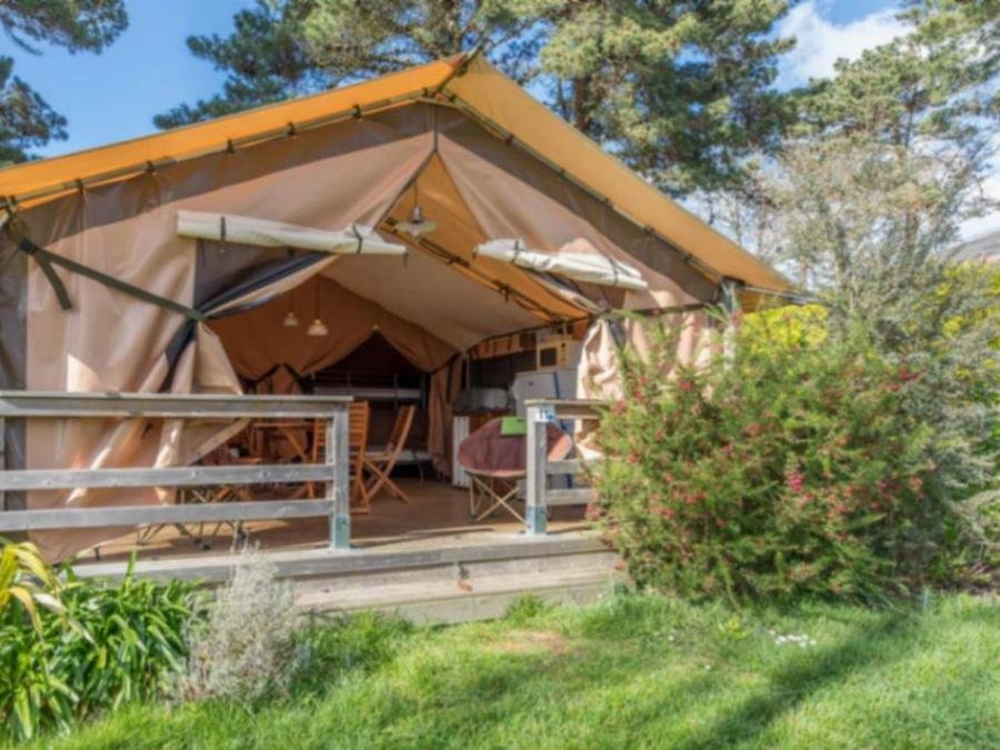Camping Pas Cher vous présente avec son site Officiel campingpascher.fr, le Camping Paradis Les Capucines classé 4 étoiles, situé sur la commune de Tredrez dans le département Côtes-d'armor (Bretagne) en France. Le camping Paradis Les Capucines vous propose un hébergement de type hébergement insolite de 30 m² pour 5 personnes. L'établissement vous propose 17 autres types d'hébergements. Découvrez tous nos séjours à petits prix dans la commune et aux alentours de Tredrez du département : Côtes-d'armor (Bretagne). Les Avis clients pour le Camping Paradis Les Capucines sont excellents avec une note moyenne de 8 sur 10. Parc aquatique, Piscine chauffée, Piscine couverte, Animations familiales, Baby-foot, Canoë-kayak, Centre équestre, Cyclisme, Flipper, Golf, Parcours sportif, Ping-pong, Plongée, Pétanque, Randonnée, Terrain multisports, Bar, Créperie, Dépôt de pain, Plats à emporter, Snack/Bar,... En savoir plus : cliquez-ICI.