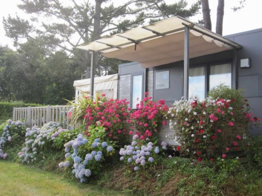 Camping Pas Cher vous présente avec son site Officiel campingpascher.fr, le Camping Paradis Les Capucines classé 4 étoiles, situé sur la commune de Tredrez dans le département Côtes-d'armor (Bretagne) en France. Le camping Paradis Les Capucines vous propose un hébergement de type mobil-home de 40 m² pour 6 personnes (télévision). L'établissement vous propose 17 autres types d'hébergements. Découvrez tous nos séjours à petits prix dans la commune et aux alentours de Tredrez du département : Côtes-d'armor (Bretagne). Les Avis clients pour le Camping Paradis Les Capucines sont excellents avec une note moyenne de 8 sur 10. Parc aquatique, Piscine chauffée, Piscine couverte, Animations familiales, Baby-foot, Canoë-kayak, Centre équestre, Cyclisme, Flipper, Golf, Parcours sportif, Ping-pong, Plongée, Pétanque, Randonnée, Terrain multisports, Bar, Créperie, Dépôt de pain, Plats à emporter, Snack/Bar,... En savoir plus : cliquez-ICI.