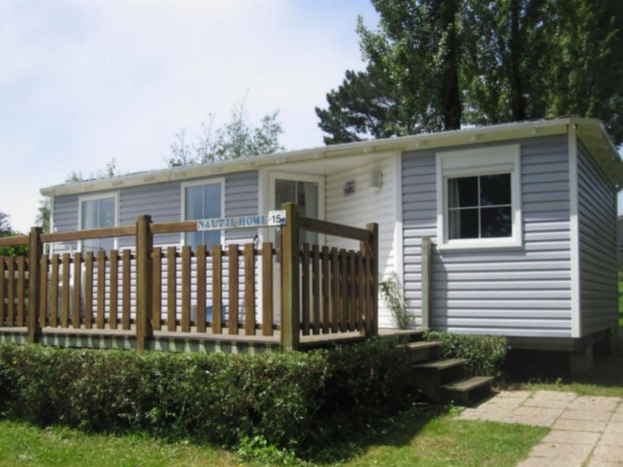 Camping Pas Cher vous présente avec son site Officiel campingpascher.fr, le Camping Paradis Les Capucines classé 4 étoiles, situé sur la commune de Tredrez dans le département Côtes-d'armor (Bretagne) en France. Le camping Paradis Les Capucines, vous présente un hébergement de type mobil-home de 32 m² pour 4 personnes et télévision. Le camping Paradis Les Capucines vous propose du sam. 06 juin au sam. 13 juin 2026 pour 7 nuits à 289€. Cette location propose 15 dates différentes pour réserver votre séjour. Découvrez également les 17 autres gammes d'hébergements du camping. Les Avis clients pour le Camping Paradis Les Capucines sont excellents avec une note moyenne de 8 sur 10. Parc aquatique, Piscine chauffée, Piscine couverte, Animations familiales, Baby-foot, Canoë-kayak, Centre équestre, Cyclisme, Flipper, Golf, Parcours sportif, Ping-pong, Plongée, Pétanque, Randonnée, Terrain multisports, Bar, Créperie, Dépôt de pain, Plats à emporter, Snack/Bar,... En savoir plus : cliquez-ICI.