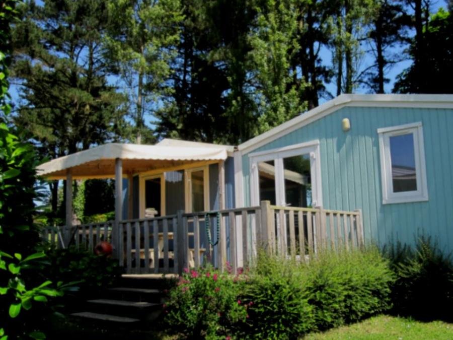 Camping Pas Cher vous présente avec son site Officiel campingpascher.fr, le Camping Paradis Les Capucines classé 4 étoiles, situé sur la commune de Tredrez dans le département Côtes-d'armor (Bretagne) en France. Le camping Paradis Les Capucines vous propose un hébergement de type mobil-home de 33 m² pour 6 personnes (télévision). L'établissement vous propose 17 autres types d'hébergements. Découvrez tous nos séjours à petits prix dans la commune et aux alentours de Tredrez du département : Côtes-d'armor (Bretagne). Les Avis clients pour le Camping Paradis Les Capucines sont excellents avec une note moyenne de 8 sur 10. Parc aquatique, Piscine chauffée, Piscine couverte, Animations familiales, Baby-foot, Canoë-kayak, Centre équestre, Cyclisme, Flipper, Golf, Parcours sportif, Ping-pong, Plongée, Pétanque, Randonnée, Terrain multisports, Bar, Créperie, Dépôt de pain, Plats à emporter, Snack/Bar,... En savoir plus : cliquez-ICI.