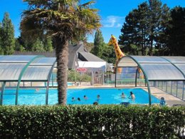 Camping Pas Cher vous présente avec son site Officiel campingpascher.fr, le Camping Paradis Les Capucines classé 4 étoiles, situé sur la commune de Tredrez dans le département Côtes-d'armor (Bretagne) en France. Le camping Paradis Les Capucines vous propose un hébergement de type mobil-home de 33 m² pour 6 personnes (télévision). L'établissement vous propose 16 autres types d'hébergements. Découvrez tous nos séjours à petits prix dans la commune et aux alentours de Tredrez du département : Côtes-d'armor (Bretagne). Les Avis clients pour le Camping Paradis Les Capucines sont excellents avec une note moyenne de 8 sur 10. Parc aquatique, Piscine chauffée, Piscine couverte, Animations familiales, Baby-foot, Canoë-kayak, Centre équestre, Cyclisme, Flipper, Golf, Parcours sportif, Ping-pong, Plongée, Pétanque, Randonnée, Terrain multisports, Bar, Créperie, Dépôt de pain, Plats à emporter, Snack/Bar,... En savoir plus : cliquez-ICI.