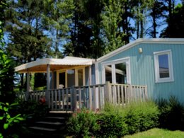 Camping Pas Cher vous présente avec son site Officiel campingpascher.fr, le Camping Paradis Les Capucines classé 4 étoiles, situé sur la commune de Tredrez dans le département Côtes-d'armor (Bretagne) en France. Le camping Paradis Les Capucines vous propose un hébergement de type mobil-home de 33 m² pour 6 personnes (télévision). L'établissement vous propose 15 autres types d'hébergements. Découvrez tous nos séjours à petits prix dans la commune et aux alentours de Tredrez du département : Côtes-d'armor (Bretagne). Les Avis clients pour le Camping Paradis Les Capucines sont excellents avec une note moyenne de 8 sur 10. Parc aquatique, Piscine chauffée, Piscine couverte, Animations familiales, Baby-foot, Canoë-kayak, Centre équestre, Cyclisme, Flipper, Golf, Parcours sportif, Ping-pong, Plongée, Pétanque, Randonnée, Terrain multisports, Bar, Créperie, Dépôt de pain, Plats à emporter, Snack/Bar,... En savoir plus : cliquez-ICI.