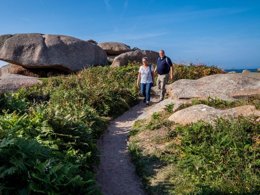 Camping Pas Cher vous présente avec son site Officiel campingpascher.fr, le Camping RCN Port L'Epine classé 4 étoiles, situé sur la commune de Trelevern dans le département Côtes-d'armor (Bretagne) en France. Le camping RCN Port L'Epine, vous présente un hébergement de type tente en toile et bois de 25 m² pour 6 personnes. Le camping RCN Port L'Epine vous propose du dimanche 20 septembre au dimanche 27 septembre 2026, en promotion à -5% pour 7 nuits à 332,50 € au lieu de 350,0 € soit une Économie de 17,50 €. Cette location propose 113 dates différentes pour réserver votre séjour. Découvrez également les 8 autres gammes d'hébergements du camping. Les Avis clients pour le Camping RCN Port L'Epine sont excellents avec une note moyenne de 8 sur 10. Mer, Bassin enfant, Piscine extérieure, Animation enfants, Animations familiales, Aire de jeux enfants, Centre équestre, Court de padel en extérieur, Ping-pong, Bar, Restaurant,... En savoir plus : cliquez-ICI.
