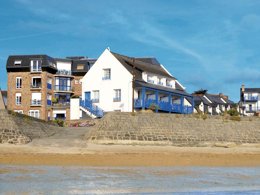 Camping Pas Cher vous présente avec son site Officiel campingpascher.fr, la Résidence Odalys Référence La Baie De Sainte Anne classé 3 étoiles, située sur la commune de Tregastel dans le département Côtes-d'armor (Bretagne) en France. La résidence Odalys Référence La Baie De Sainte Anne, vous présente un hébergement de type appartement de 27 m² et télévision. La résidence Odalys Référence La Baie De Sainte Anne vous proposeun séjour PAS CHER avec une REMISEdu sam. 13 juin au sam. 20 juin 2026, en promotion à -30% pour 7 nuits à 580,30 € au lieu de 829,0 € soit une Économie de 248,70 €. Cette location propose 38 dates différentes pour réserver votre séjour. Découvrez également les 5 autres gammes d'hébergements de la résidence. Les Avis clients pour la Résidence Odalys Référence La Baie De Sainte Anne sont excellents avec une note moyenne de 8 sur 10. Mer, Golf, Plongée,... En savoir plus : cliquez-ICI.