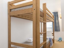 Camping Pas Cher vous présente avec son site Officiel campingpascher.fr, la Résidence Odalys Référence Les Bains classé 3 étoiles, située sur la commune de Tregastel dans le département Côtes-d'armor (Bretagne) en France. La résidence Odalys Référence Les Bains, vous présente un hébergement de type appartement de 27 m² et télévision. La résidence Odalys Référence Les Bains vous propose du sam. 03 janvier au sam. 10 janvier 2026 pour 7 nuits à 359€. Cette location propose 42 dates différentes pour réserver votre séjour. Découvrez également les 5 autres gammes d'hébergements de la résidence. Les Avis clients pour la Résidence Odalys Référence Les Bains sont excellents avec une note moyenne de 8 sur 10. Mer, Golf, Plongée,... En savoir plus : cliquez-ICI.