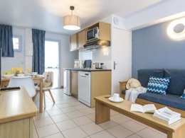 Camping Pas Cher vous présente avec son site Officiel campingpascher.fr, la Résidence Odalys Référence Les Bains classé 3 étoiles, située sur la commune de Tregastel dans le département Côtes-d'armor (Bretagne) en France. La résidence Odalys Référence Les Bains, vous présente un hébergement de type appartement de 27 m² et télévision. La résidence Odalys Référence Les Bains vous propose du sam. 03 janvier au sam. 10 janvier 2026 pour 7 nuits à 329€. Cette location propose 42 dates différentes pour réserver votre séjour. Découvrez également les 5 autres gammes d'hébergements de la résidence. Les Avis clients pour la Résidence Odalys Référence Les Bains sont excellents avec une note moyenne de 8 sur 10. Mer, Golf, Plongée,... En savoir plus : cliquez-ICI.