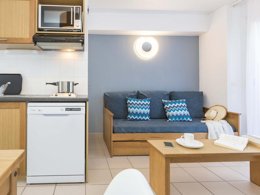 Camping Pas Cher vous présente avec son site Officiel campingpascher.fr, la Résidence Odalys Référence Les Bains classé 3 étoiles, située sur la commune de Tregastel dans le département Côtes-d'armor (Bretagne) en France. La résidence Odalys Référence Les Bains, vous présente un hébergement de type studio de 18 m² et télévision. La résidence Odalys Référence Les Bains vous propose du sam. 03 janvier au sam. 10 janvier 2026 pour 7 nuits à 299€. Cette location propose 43 dates différentes pour réserver votre séjour. Découvrez également les 5 autres gammes d'hébergements de la résidence. Les Avis clients pour la Résidence Odalys Référence Les Bains sont excellents avec une note moyenne de 8 sur 10. Mer, Golf, Plongée,... En savoir plus : cliquez-ICI.