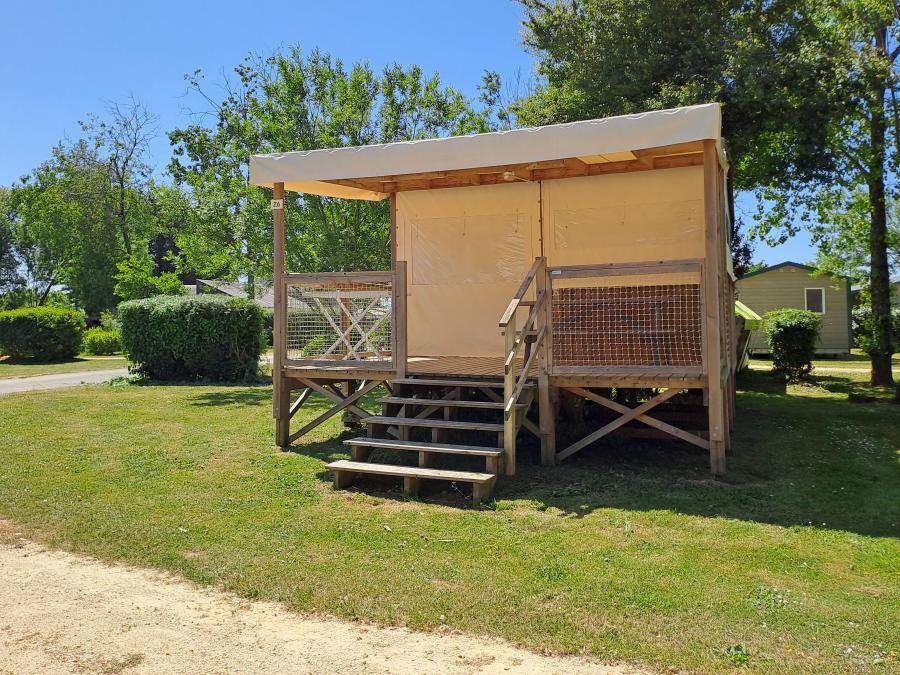 Camping Pas Cher vous présente avec son site Officiel campingpascher.fr, le Camping Kerlaz classé 3 étoiles, situé sur la commune de Treguennec dans le département Finistère (Bretagne) en France. Le camping Kerlaz, vous présente un hébergement de type bungalow toilé de 27 m² pour 2 personnes. Le camping Kerlaz vous propose du vendredi 05 juin au vendredi 12 juin 2026 avec un DÉPART DEMAIN pour 7 nuits à 267.65€. Cette location propose 39 dates différentes pour réserver votre séjour. Découvrez également les 23 autres gammes d'hébergements du camping. Les Avis clients pour le Camping Kerlaz sont excellents avec une note moyenne de 8 sur 10. MerÉtang, Piscine chauffée, Piscine couverte, Club enfants, Aire de jeux enfants, Baby-foot, Centre équestre, Jet-ski, Ping-pong, Pétanque, Surf, Voile, Bar, Dépôt de pain, Food truck, Plats à emporter, Snack/Bar, Épicerie,... En savoir plus : cliquez-ICI.
