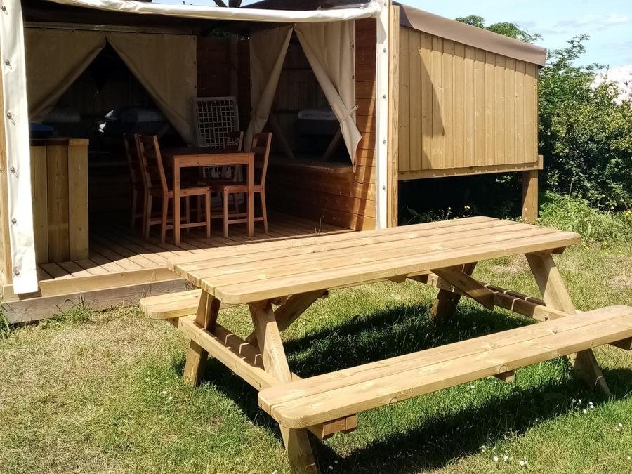 Camping Pas Cher vous présente avec son site Officiel campingpascher.fr, le Camping Kerlaz classé 3 étoiles, situé sur la commune de Treguennec dans le département Finistère (Bretagne) en France. Le camping Kerlaz vous propose un hébergement de type bungalow de 18 m². Cet hébergement propose plus de 40 dates différentes pour réserver ! Pour dévouvrir la période la moins chère, consultez la rubrique 'Tarifs' et sélectionnez votre mois de départ. L'établissement vous propose 23 autres types d'hébergements. Découvrez tous nos séjours à petits prix dans la commune et aux alentours de Treguennec du département : Finistère (Bretagne). Les Avis clients pour le Camping Kerlaz sont excellents avec une note moyenne de 8 sur 10. MerÉtang, Piscine chauffée, Piscine couverte, Club enfants, Aire de jeux enfants, Baby-foot, Centre équestre, Jet-ski, Ping-pong, Pétanque, Surf, Voile, Bar, Dépôt de pain, Food truck, Plats à emporter, Snack/Bar, Épicerie,... En savoir plus : cliquez-ICI.