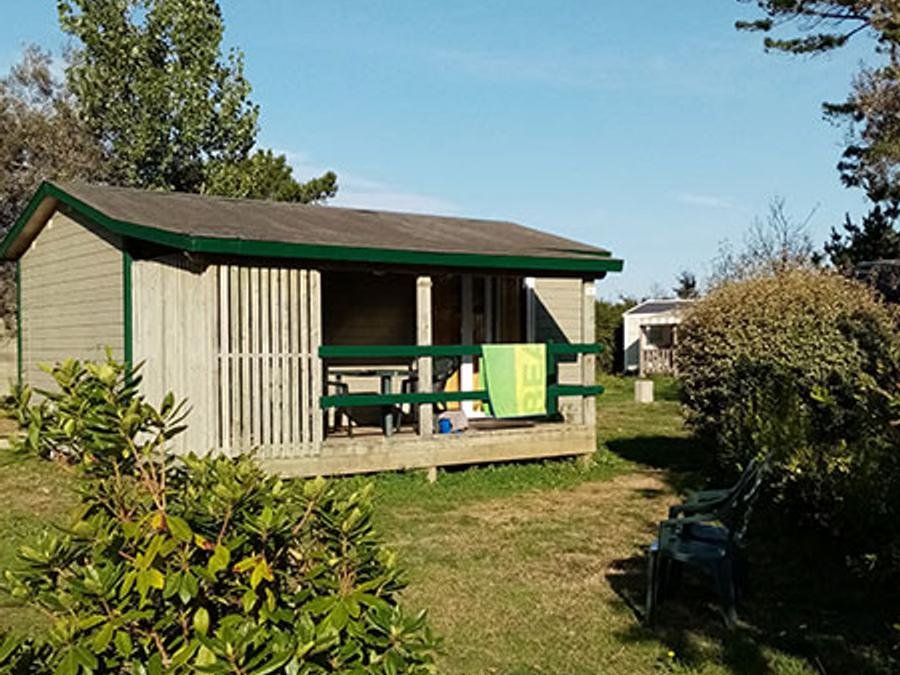 Camping Pas Cher vous présente avec son site Officiel campingpascher.fr, le Camping Kerlaz classé 3 étoiles, situé sur la commune de Treguennec dans le département Finistère (Bretagne) en France. Le camping Kerlaz, vous présente un hébergement de type chalet de 29 m² pour 5 personnes et télévision. Le camping Kerlaz vous propose du vendredi 05 juin au vendredi 12 juin 2026 avec un DÉPART DEMAIN pour 7 nuits à 388.85€. Cette location propose 40 dates différentes pour réserver votre séjour. Découvrez également les 23 autres gammes d'hébergements du camping. Les Avis clients pour le Camping Kerlaz sont excellents avec une note moyenne de 8 sur 10. MerÉtang, Piscine chauffée, Piscine couverte, Club enfants, Aire de jeux enfants, Baby-foot, Centre équestre, Jet-ski, Ping-pong, Pétanque, Surf, Voile, Bar, Dépôt de pain, Food truck, Plats à emporter, Snack/Bar, Épicerie,... En savoir plus : cliquez-ICI.
