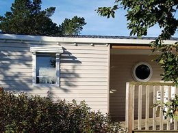 Camping Pas Cher vous présente avec son site Officiel campingpascher.fr, le Camping Kerlaz classé 3 étoiles, situé sur la commune de Treguennec dans le département Finistère (Bretagne) en France. Le camping Kerlaz, vous présente un hébergement de type mobil-home de 23 m² pour 4 personnes et télévision. Le camping Kerlaz vous propose du vendredi 10 avril au vendredi 17 avril 2026 pour 7 nuits à 388.85€. Cette location propose 110 dates différentes pour réserver votre séjour. Découvrez également les 23 autres gammes d'hébergements du camping. Les Avis clients pour le Camping Kerlaz sont excellents avec une note moyenne de 8 sur 10. MerÉtang, Piscine chauffée, Piscine couverte, Club enfants, Aire de jeux enfants, Baby-foot, Centre équestre, Jet-ski, Ping-pong, Pétanque, Surf, Voile, Bar, Dépôt de pain, Food truck, Plats à emporter, Snack/Bar, Épicerie,... En savoir plus : cliquez-ICI.