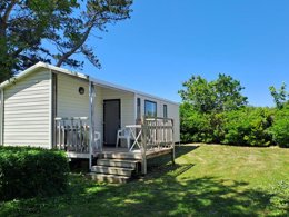 Camping Pas Cher vous présente avec son site Officiel campingpascher.fr, le Camping Kerlaz classé 3 étoiles, situé sur la commune de Treguennec dans le département Finistère (Bretagne) en France. Le camping Kerlaz, vous présente un hébergement de type mobil-home de 27 m² pour 4 personnes et télévision. Le camping Kerlaz vous propose du vendredi 10 avril au vendredi 17 avril 2026 pour 7 nuits à 388.85€. Cette location propose 110 dates différentes pour réserver votre séjour. Découvrez également les 23 autres gammes d'hébergements du camping. Les Avis clients pour le Camping Kerlaz sont excellents avec une note moyenne de 8 sur 10. MerÉtang, Piscine chauffée, Piscine couverte, Club enfants, Aire de jeux enfants, Baby-foot, Centre équestre, Jet-ski, Ping-pong, Pétanque, Surf, Voile, Bar, Dépôt de pain, Food truck, Plats à emporter, Snack/Bar, Épicerie,... En savoir plus : cliquez-ICI.