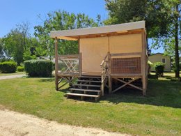 Camping Pas Cher vous présente avec son site Officiel campingpascher.fr, le Camping Kerlaz classé 3 étoiles, situé sur la commune de Treguennec dans le département Finistère (Bretagne) en France. Le camping Kerlaz, vous présente un hébergement de type bungalow toilé de 27 m² pour 2 personnes. Le camping Kerlaz vous propose du dimanche 17 mai au dimanche 24 mai 2026 pour 7 nuits à 267.65€. Cette location propose 66 dates différentes pour réserver votre séjour. Découvrez également les 23 autres gammes d'hébergements du camping. Les Avis clients pour le Camping Kerlaz sont excellents avec une note moyenne de 8 sur 10. MerÉtang, Piscine chauffée, Piscine couverte, Club enfants, Aire de jeux enfants, Baby-foot, Centre équestre, Jet-ski, Ping-pong, Pétanque, Surf, Voile, Bar, Dépôt de pain, Food truck, Plats à emporter, Snack/Bar, Épicerie,... En savoir plus : cliquez-ICI.