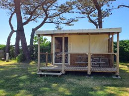 Camping Pas Cher vous présente avec son site Officiel campingpascher.fr, le Camping Kerlaz classé 3 étoiles, situé sur la commune de Treguennec dans le département Finistère (Bretagne) en France. Le camping Kerlaz, vous présente un hébergement de type bungalow de 27 m² pour 1 personne. Le camping Kerlaz vous propose du dimanche 17 mai au dimanche 24 mai 2026 pour 7 nuits à 277.75€. Cette location propose 66 dates différentes pour réserver votre séjour. Découvrez également les 23 autres gammes d'hébergements du camping. Les Avis clients pour le Camping Kerlaz sont excellents avec une note moyenne de 8 sur 10. MerÉtang, Piscine chauffée, Piscine couverte, Club enfants, Aire de jeux enfants, Baby-foot, Centre équestre, Jet-ski, Ping-pong, Pétanque, Surf, Voile, Bar, Dépôt de pain, Food truck, Plats à emporter, Snack/Bar, Épicerie,... En savoir plus : cliquez-ICI.