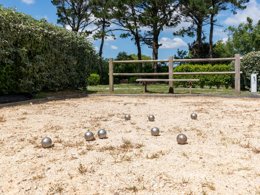 Camping Pas Cher vous présente avec son site Officiel campingpascher.fr, le Camping Kerlaz classé 3 étoiles, situé sur la commune de Treguennec dans le département Finistère (Bretagne) en France. Le camping Kerlaz, vous présente un hébergement de type bungalow de 18 m². Le camping Kerlaz vous propose du dimanche 17 mai au dimanche 24 mai 2026 pour 7 nuits à 267.65€. Cette location propose 66 dates différentes pour réserver votre séjour. Découvrez également les 23 autres gammes d'hébergements du camping. Les Avis clients pour le Camping Kerlaz sont excellents avec une note moyenne de 8 sur 10. MerÉtang, Piscine chauffée, Piscine couverte, Club enfants, Aire de jeux enfants, Baby-foot, Centre équestre, Jet-ski, Ping-pong, Pétanque, Surf, Voile, Bar, Dépôt de pain, Food truck, Plats à emporter, Snack/Bar, Épicerie,... En savoir plus : cliquez-ICI.