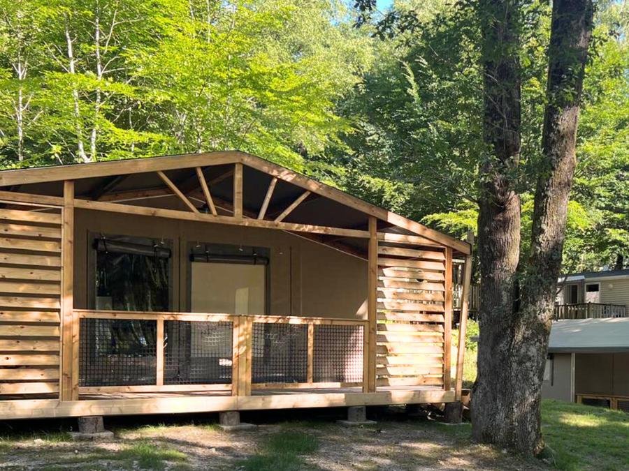 Camping Pas Cher vous présente avec son site Officiel campingpascher.fr, le Camping Flower La Plage classé 3 étoiles, situé sur la commune de Treignac dans le département Corrèze (Limousin) en France. Le camping Flower La Plage, vous présente un hébergement de type bungalow toilé de 28 m² pour 1 personne et télévision. Le camping Flower La Plage vous propose du sam. 29 août au sam. 05 septembre 2026, en promotion à -18% pour 7 nuits à 252,50 € au lieu de 310,0 € soit une Économie de 57,50 €. Cette location propose 43 dates différentes pour réserver votre séjour. Découvrez également les 11 autres gammes d'hébergements du camping. Les Avis clients pour le Camping Flower La Plage sont excellents avec une note moyenne de 8 sur 10. Lac, Piscine chauffée, Piscine couverte, Animation enfants, Animations familiales, Aire de jeux enfants, Canoë-kayak, Centre équestre, Court de tennis, Cyclisme, Golf, Paddle, Ping-pong, Pétanque, Randonnée, Structure gonflable enfants, Terrain de beach-volley, Terrain multisports, Trampoline, Bar, Boulangerie, Dépôt de pain, Snack/Bar, Supermarché, Épicerie,... En savoir plus : cliquez-ICI.