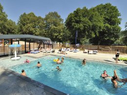 Camping Pas Cher vous présente avec son site Officiel campingpascher.fr, le Camping Flower La Plage classé 3 étoiles, situé sur la commune de Treignac dans le département Corrèze (Limousin) en France. Le camping Flower La Plage, vous présente un hébergement de type tente en toile et bois de 34 m² pour 6 personnes. Le camping Flower La Plage vous propose du sam. 29 août au sam. 05 septembre 2026, en promotion à -18% pour 7 nuits à 252,50 € au lieu de 310,0 € soit une Économie de 57,50 €. Cette location propose 39 dates différentes pour réserver votre séjour. Découvrez également les 11 autres gammes d'hébergements du camping. Les Avis clients pour le Camping Flower La Plage sont excellents avec une note moyenne de 8 sur 10. Lac, Piscine chauffée, Piscine couverte, Animation enfants, Animations familiales, Aire de jeux enfants, Canoë-kayak, Centre équestre, Court de tennis, Cyclisme, Golf, Paddle, Ping-pong, Pétanque, Randonnée, Structure gonflable enfants, Terrain de beach-volley, Terrain multisports, Trampoline, Bar, Boulangerie, Dépôt de pain, Snack/Bar, Supermarché, Épicerie,... En savoir plus : cliquez-ICI.