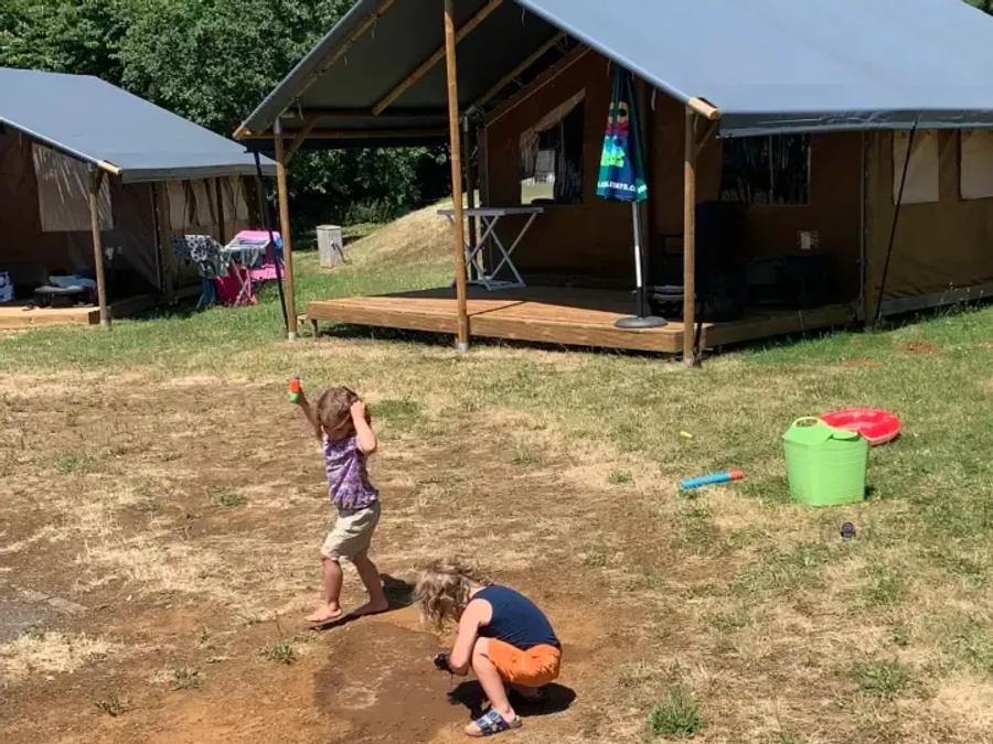 Camping Pas Cher vous présente avec son site Officiel campingpascher.fr, le Camping Les 3 Lacs Du Soleil classé 4 étoiles, situé sur la commune de Trept dans le département Isère (Rhône Alpes) en France. Le camping Les 3 Lacs Du Soleil vous propose un hébergement de type tente en toile et bois pour 6 personnes. Cet hébergement propose plus de 50 dates différentes pour réserver ! Pour dévouvrir la période la moins chère, consultez la rubrique 'Tarifs' et sélectionnez votre mois de départ. L'établissement vous propose 2 autres types d'hébergements. Découvrez tous nos séjours à petits prix dans la commune et aux alentours de Trept du département : Isère (Rhône Alpes). Les Avis clients pour le Camping Les 3 Lacs Du Soleil sont excellents avec une note moyenne de 8 sur 10. Piscine extérieure, Animation ados, Animations familiales, Club enfants, Aire de jeux enfants, Centre équestre, Court de tennis, Ping-pong, Pétanque, Randonnée, Salle de fitness, Terrain de volley-ball, Terrain multisports, Bar, Bureau de tabac, Dépôt de pain, Snack/Bar, Supermarché, Épicerie,... En savoir plus : cliquez-ICI.