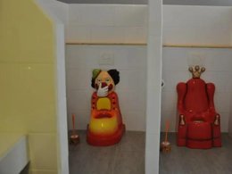 Camping Pas Cher vous présente avec son site Officiel campingpascher.fr, le Camping Les 3 Lacs Du Soleil classé 4 étoiles, situé sur la commune de Trept dans le département Isère (Rhône Alpes) en France. Le camping Les 3 Lacs Du Soleil, vous présente un hébergement de type bungalow toilé pour 6 personnes. Le camping Les 3 Lacs Du Soleil vous propose du mercredi 13 mai au mercredi 20 mai 2026 pour 7 nuits à 225€. Cette location propose 72 dates différentes pour réserver votre séjour. Découvrez également les 2 autres gammes d'hébergements du camping. Les Avis clients pour le Camping Les 3 Lacs Du Soleil sont excellents avec une note moyenne de 8 sur 10. Piscine extérieure, Animation ados, Animations familiales, Club enfants, Aire de jeux enfants, Centre équestre, Court de tennis, Ping-pong, Pétanque, Randonnée, Salle de fitness, Terrain de volley-ball, Terrain multisports, Bar, Bureau de tabac, Dépôt de pain, Snack/Bar, Supermarché, Épicerie,... En savoir plus : cliquez-ICI.