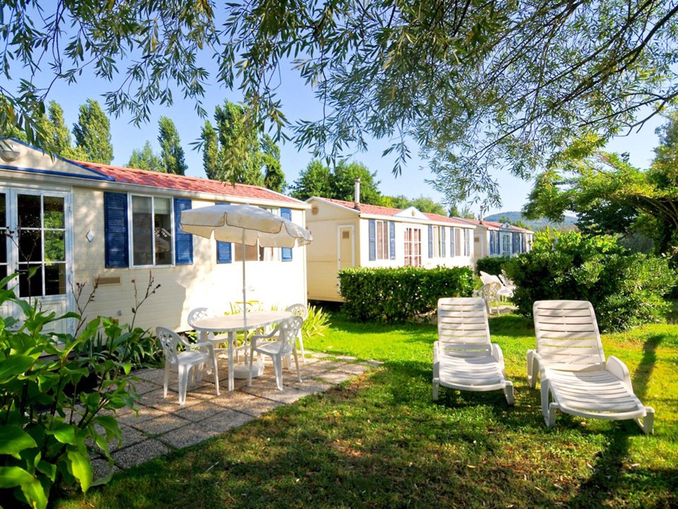 Camping Pas Cher vous présente avec son site Officiel campingpascher.fr, le Camping International Glamping Lago Di Bracciano classé 4 étoiles, situé sur la commune de Trevignano Romano dans le département Rome (Latium) en Italie. Le camping International Glamping Lago Di Bracciano vous propose un hébergement de type mobil-home de 24 m² pour 1 personne avec climatisation. L'établissement vous propose 5 autres types d'hébergements. Découvrez tous nos séjours à petits prix dans la commune et aux alentours de Trevignano Romano du département : Rome (Latium). Les Avis clients pour le Camping International Glamping Lago Di Bracciano sont de 7 sur 10. LacMer, Piscine extérieure, Aire de jeux enfants, Cyclisme, Ping-pong, Pétanque, Randonnée, Salle de fitness, Bar, Pizzeria, Plats à emporter, Restaurant, Snack/Bar, Épicerie,... En savoir plus : cliquez-ICI.