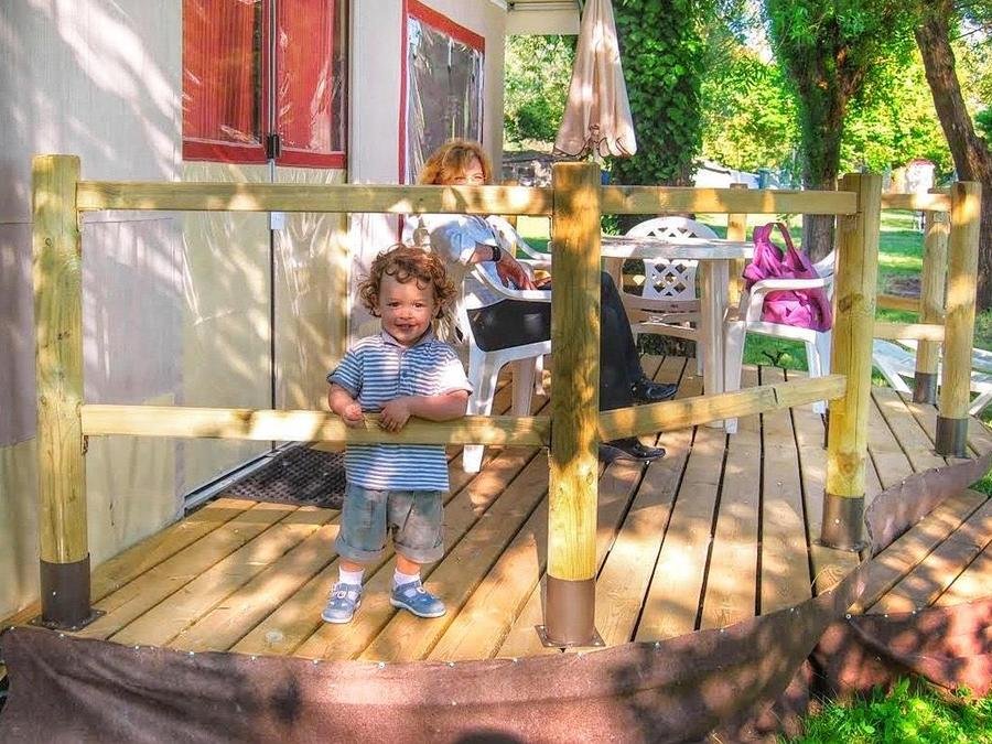 Camping Pas Cher vous présente avec son site Officiel campingpascher.fr, le Camping International Glamping Lago Di Bracciano classé 4 étoiles, situé sur la commune de Trevignano Romano dans le département Rome (Latium) en Italie. Le camping International Glamping Lago Di Bracciano vous propose un hébergement de type tente de 27 m² pour 1 personne. L'établissement vous propose 11 autres types d'hébergements. Découvrez tous nos séjours à petits prix dans la commune et aux alentours de Trevignano Romano du département : Rome (Latium). Les Avis clients pour le Camping International Glamping Lago Di Bracciano sont excellents avec une note moyenne de 8 sur 10. LacMer, Piscine extérieure, Aire de jeux enfants, Cyclisme, Ping-pong, Pétanque, Randonnée, Salle de fitness, Bar, Pizzeria, Plats à emporter, Restaurant, Snack/Bar, Épicerie,... En savoir plus : cliquez-ICI.