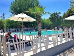 Camping Pas Cher vous présente avec son site Officiel campingpascher.fr, le Camping International Glamping Lago Di Bracciano classé 4 étoiles, situé sur la commune de Trevignano Romano dans le département Rome (Latium) en Italie. Le camping International Glamping Lago Di Bracciano vous propose un hébergement de type tente de 27 m² pour 1 personne. L'établissement vous propose 11 autres types d'hébergements. Découvrez tous nos séjours à petits prix dans la commune et aux alentours de Trevignano Romano du département : Rome (Latium). Les Avis clients pour le Camping International Glamping Lago Di Bracciano sont excellents avec une note moyenne de 8 sur 10. LacMer, Piscine extérieure, Aire de jeux enfants, Cyclisme, Ping-pong, Pétanque, Randonnée, Salle de fitness, Bar, Pizzeria, Plats à emporter, Restaurant, Snack/Bar, Épicerie,... En savoir plus : cliquez-ICI.