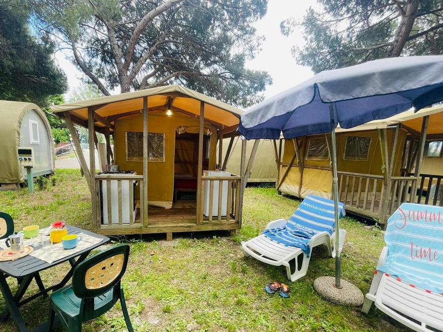Camping Pas Cher vous présente avec son site Officiel campingpascher.fr, le Camping Punta Navaccia classé 3 étoiles, situé sur la commune de Tuoro Sul Trasimeno dans le département Pérouse (Ombrie) en Italie. Le camping Punta Navaccia, vous présente un hébergement de type hébergement insolite. Le camping Punta Navaccia vous propose du dimanche 07 juin au dimanche 14 juin 2026 pour 7 nuits à 440€. Cette location propose 95 dates différentes pour réserver votre séjour. Découvrez également les 8 autres gammes d'hébergements du camping. Les Avis clients pour le Camping Punta Navaccia sont de 7 sur 10. Lac, Piscine extérieure, Animation ados, Animations familiales, Club enfants, Aire de jeux enfants, Centre équestre, Court de padel en extérieur, Court de tennis, Cyclisme, Golf, Location de bateaux, Ping-pong, Randonnée, Salle de fitness, Terrain de beach-volley, Terrain de football, Terrain multisports, Bar, Pizzeria, Restaurant, Supermarché, Épicerie,... En savoir plus : cliquez-ICI.