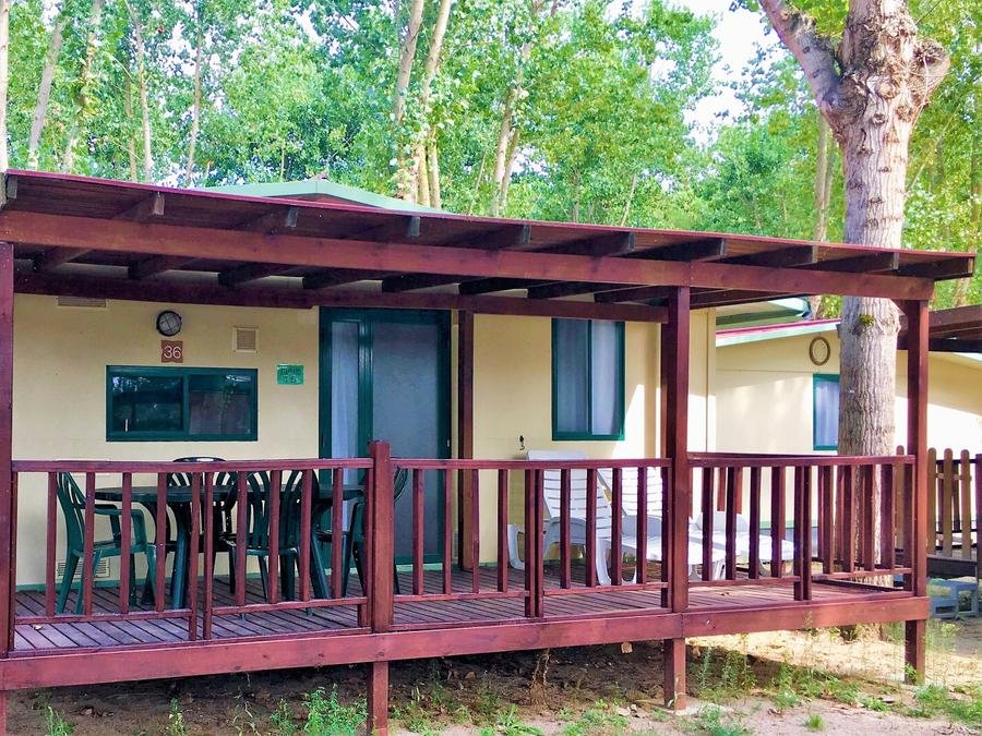 Camping Pas Cher vous présente avec son site Officiel campingpascher.fr, le Camping Punta Navaccia classé 3 étoiles, situé sur la commune de Tuoro Sul Trasimeno dans le département Pérouse (Ombrie) en Italie. Le camping Punta Navaccia, vous présente un hébergement de type mobil-home de 40 m² avec climatisation et télévision. Le camping Punta Navaccia vous propose du jeudi 01 octobre au jeudi 08 octobre 2026, en promotion à -22% pour 7 nuits à 520 € au lieu de 670,0 € soit une Économie de 150 €. Cette location propose 102 dates différentes pour réserver votre séjour. Découvrez également les 8 autres gammes d'hébergements du camping. Les Avis clients pour le Camping Punta Navaccia sont de 7 sur 10. Lac, Piscine extérieure, Animation ados, Animations familiales, Club enfants, Aire de jeux enfants, Centre équestre, Court de padel en extérieur, Court de tennis, Cyclisme, Golf, Location de bateaux, Ping-pong, Randonnée, Salle de fitness, Terrain de beach-volley, Terrain de football, Terrain multisports, Bar, Pizzeria, Restaurant, Supermarché, Épicerie,... En savoir plus : cliquez-ICI.