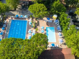 Camping Pas Cher vous présente avec son site Officiel campingpascher.fr, le Camping Punta Navaccia classé 3 étoiles, situé sur la commune de Tuoro Sul Trasimeno dans le département Pérouse (Ombrie) en Italie. Le camping Punta Navaccia vous propose un hébergement de type tente. L'établissement vous propose 8 autres types d'hébergements. Découvrez tous nos séjours à petits prix dans la commune et aux alentours de Tuoro Sul Trasimeno du département : Pérouse (Ombrie). Les Avis clients pour le Camping Punta Navaccia sont de 7 sur 10. Lac, Piscine extérieure, Animation ados, Animations familiales, Club enfants, Aire de jeux enfants, Centre équestre, Court de padel en extérieur, Court de tennis, Cyclisme, Golf, Location de bateaux, Ping-pong, Randonnée, Salle de fitness, Terrain de beach-volley, Terrain de football, Terrain multisports, Bar, Pizzeria, Restaurant, Supermarché, Épicerie,... En savoir plus : cliquez-ICI.