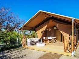 Camping Pas Cher vous présente avec son site Officiel campingpascher.fr, le Camping Punta Navaccia classé 3 étoiles, situé sur la commune de Tuoro Sul Trasimeno dans le département Pérouse (Ombrie) en Italie. Le camping Punta Navaccia, vous présente un hébergement de type tente de 40 m² pour 2 personnes. Le camping Punta Navaccia vous propose du mercredi 01 avril au mercredi 08 avril 2026, en promotion à -21% pour 7 nuits à 550 € au lieu de 700,0 € soit une Économie de 150 €. Cette location propose 177 dates différentes pour réserver votre séjour. Découvrez également les 8 autres gammes d'hébergements du camping. Les Avis clients pour le Camping Punta Navaccia sont de 7 sur 10. Lac, Piscine extérieure, Animation ados, Animations familiales, Club enfants, Aire de jeux enfants, Centre équestre, Court de padel en extérieur, Court de tennis, Cyclisme, Golf, Location de bateaux, Ping-pong, Randonnée, Salle de fitness, Terrain de beach-volley, Terrain de football, Terrain multisports, Bar, Pizzeria, Restaurant, Supermarché, Épicerie,... En savoir plus : cliquez-ICI.