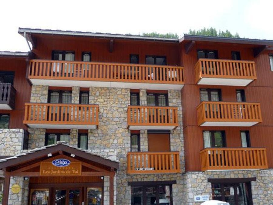 Camping Pas Cher vous présente avec son site Officiel campingpascher.fr, la Résidence Odalys Le Hameau Et Les Chalets De La Vallée D'Or, située sur la commune de Val D'isere dans le département Savoie (Rhône Alpes) en France. La résidence Odalys Le Hameau Et Les Chalets De La Vallée D'Or, vous présente un hébergement de type studio de 22 m² pour 2 personnes et télévision. La résidence Odalys Le Hameau Et Les Chalets De La Vallée D'Or vous propose du sam. 27 juin au sam. 04 juillet 2026 pour 7 nuits à 567.2€. Cette location propose 6 dates différentes pour réserver votre séjour. Découvrez également les 3 autres gammes d'hébergements de la résidence. Les Avis clients pour la Résidence Odalys Le Hameau Et Les Chalets De La Vallée D'Or sont de 7 sur 10. Randonnée,... En savoir plus : cliquez-ICI.