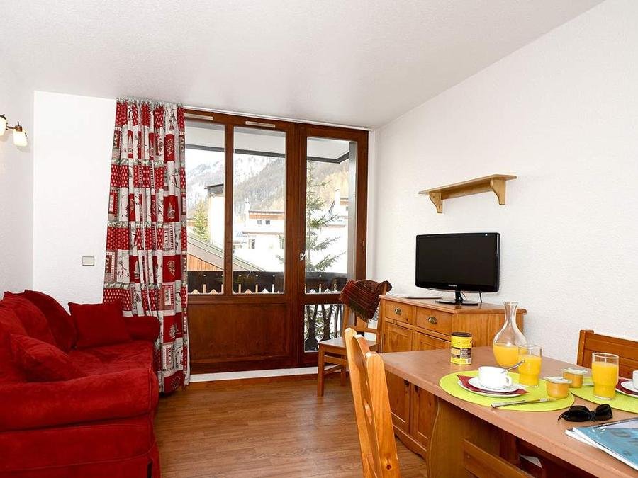 Camping Pas Cher vous présente avec son site Officiel campingpascher.fr, la Résidence Odalys Essentielle Les Hauts Du Rogoney, située sur la commune de Val D'isere dans le département Savoie (Rhône Alpes) en France. La résidence Odalys Essentielle Les Hauts Du Rogoney, vous présente un hébergement de type appartement de 28 m² et télévision. La résidence Odalys Essentielle Les Hauts Du Rogoney vous proposeun séjour PAS CHER avec une REMISEdu sam. 27 juin au sam. 04 juillet 2026, en promotion à -40% pour 7 nuits à 395,40 € au lieu de 659,0 € soit une Économie de 263,60 €. Cette location propose 10 dates différentes pour réserver votre séjour. Découvrez également les 3 autres gammes d'hébergements de la résidence.... En savoir plus : cliquez-ICI.