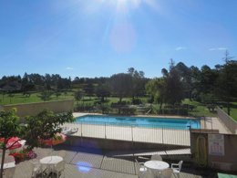 Camping Pas Cher vous présente avec son site Officiel campingpascher.fr, le Camping La Rouvière Les Pins classé 3 étoiles, situé sur la commune de Vagnas dans le département Ardèche (Rhône Alpes) en France. Le camping La Rouvière Les Pins vous propose un hébergement de type maison de 25 m² (télévision). L'établissement vous propose 4 autres types d'hébergements. Découvrez tous nos séjours à petits prix dans la commune et aux alentours de Vagnas du département : Ardèche (Rhône Alpes). Piscine chauffée, Piscine extérieure, Animations familiales, Aire de jeux enfants, Baby-foot, Canoë-kayak, Centre équestre, Court de tennis, Cyclisme, Flipper, Golf, Ping-pong, Pétanque, Randonnée, Terrain de volley-ball, Terrain multisports, Bar, Dépôt de pain, Pizzeria, Snack/Bar, Supermarché,... En savoir plus : cliquez-ICI.